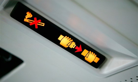 Rozsvícenou kontrolku s pokynem pipoutat se uvidí cestující v letadlech ím
