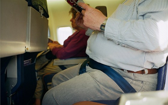 Obézní cestující v letadle nyní platí u letecké spolenosti za letenku víc.