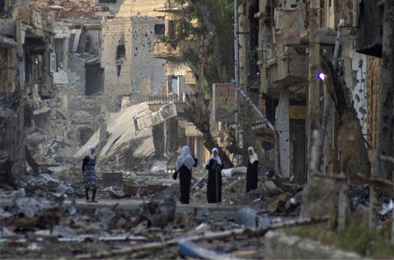 Lidé stojí v ulicích znieného syrského msta Dajr az-Zaur.