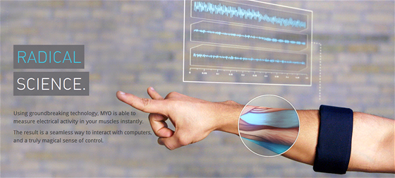 Náramek MYO snímá elektrickou aktivitu svalů a převádí ji na ovládací gesta.