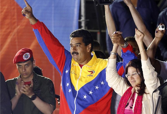 Nov zvolený venezuelský prezident Nicolás Maduro slaví se svými píznivci.