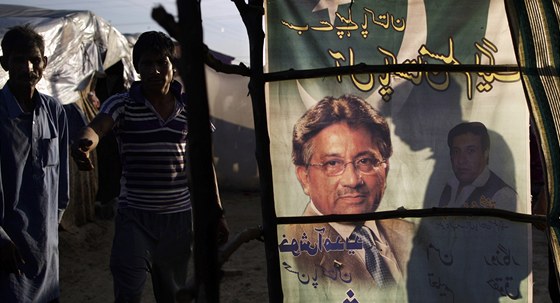 Tvář pákistánského exprezidenta Parvíze Mušarafa jako stěna příbytku v jednom z
