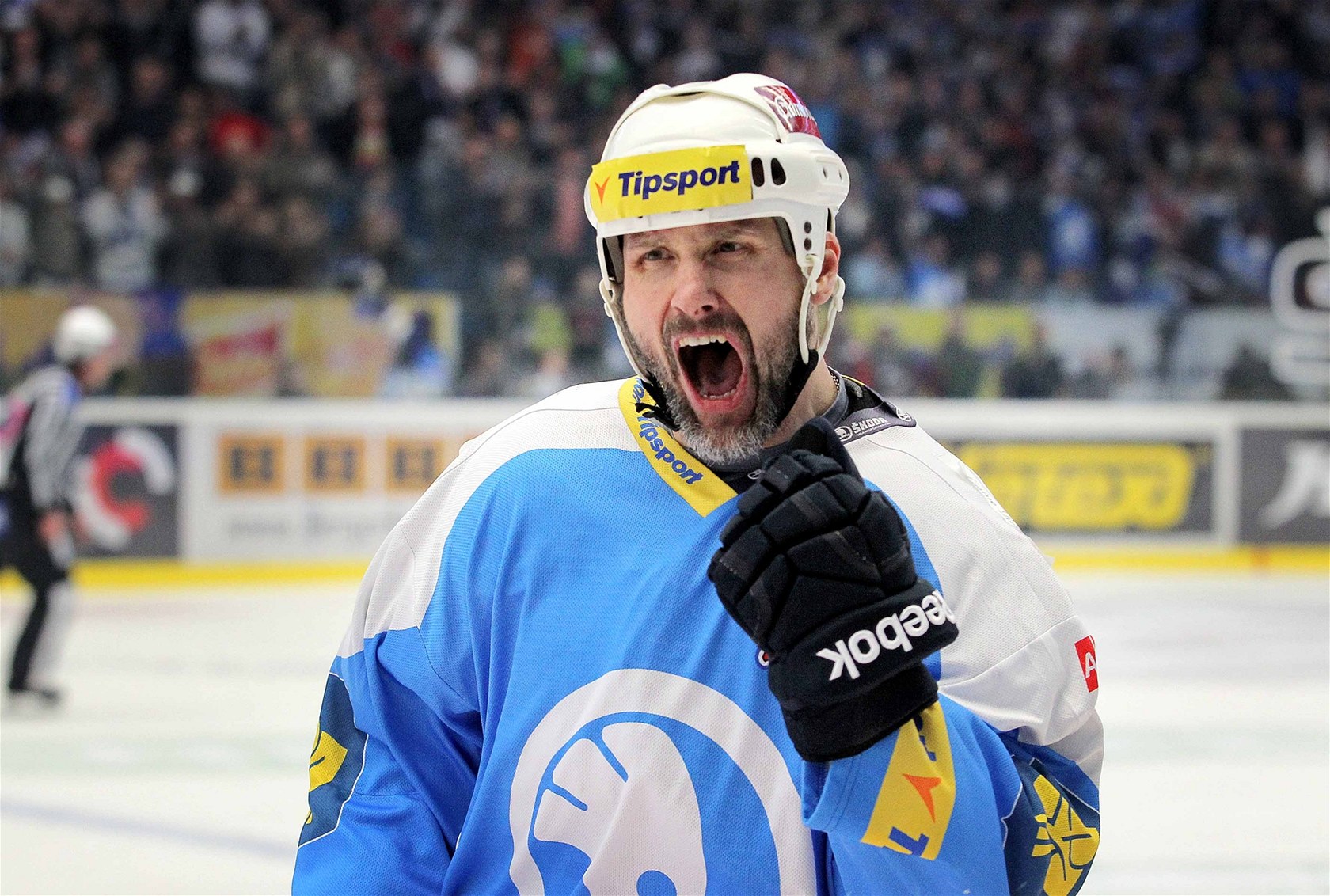 JE TO TAM! Martin Straka z Plzn� se raduje z gólu v extraligovém finále proti