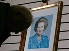 Portrét Margaret Thatcherové u kondolenní knihy v Granthamu