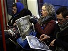 Pasaéi v londýnském metru tou zprávy o smrti Margaret Thatcherové (9. dubna...
