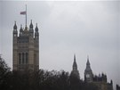 Londýn smutní za eleznou lady.  Na Westminsteru vlaje vlajka staená na pl...
