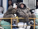 Severokorejci na lodi plující po ece Yalu, která tvoí hranici s ínou (11....