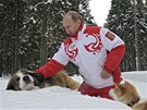 Ruský prezident Vladimir Putin dovádí se svými psy ve snhu (24. bezna 2013)