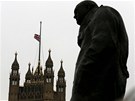 Na Westminsteru je britská vlajka staená na pl erdi (17. dubna 2013)