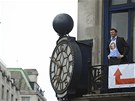 Obyvatel Londýna pihlíí pohebnímu prvodu Margaret Thatcherové (17. dubna