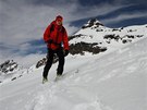 Ondej Moravec pi skialpinismu v pohoí Silvretta na hranicích Rakouska a...