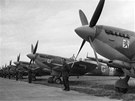 eskosloventí stíhai britského Královského letectva se svými letouny Spitfire...