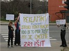 Demonstrace proti svtelnému billboardu nad pechodem v Radlické ulici v Praze
