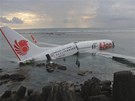Letadlo indonéských aerolinek nezvládlo pistávací manévr, nedoletlo k hran