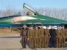 Kim ung-un (uprosted) se nechává fotografovat letounem MiG-29