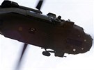 Helikoptéra národní gardy prolétá nad bostonským pedmstím Watertown, kde se