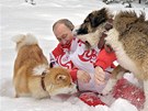 Vladimir Putin vení své psy v zasneném parku v Moskv. (10. dubna 2013)