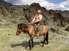 Polonahý Putin strávil ást své dovolené v ruské Tuv v sedle kon. (4. srpna...