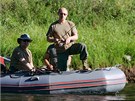 Ruský prezident Vladimir Putin a monacký princ Albert (vlevo) chytají ryby na...