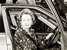 Margaret Thatcherová za volantem roveru ped svým premiérským sídlem v