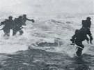 Voják Jack Churchill s meem v ruce (vpravo) pi cviném vylodní britské