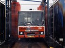 Venkovní mycí rám garáe Kaerov s autobusem Karosa B732 dodaným v roce 1994.