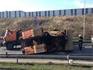 U sjezdu na trboholy se v pondlí srazila dv nákladní auta (15. dubna 2013).