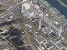 Celkový pohled na areál elektrárny Fukušima I v únoru 2013. Reaktory jsou