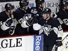 ÚSP̊NÝ STELEC. Jarome Iginla slaví gól se spoluhrái z Pittsburghu. 