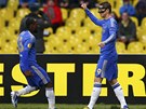 Fernando Torres (vpravo) z Chelsea se raduje  se spoluhráčem Victorem Mosesem