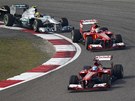 VE VEDENÍ FERRARI. Fernando Alonso (dole) a Felipe Massa ze stáje Ferrari na