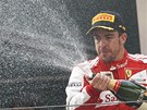 Fernando Alonso ze stáje Ferrari slaví výhru ve Velké cen íny.