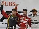 Fernando Alonso (uprosted) ze stáje Ferrari slaví výhru ve Velké cen íny,