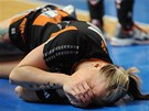 Petra Rková z Mostu leí na palubovce po bolestivém úderu ze semifinále