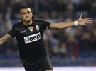 Arturo Vidal (vpravo) z Juventusu práv vstelil gól Laziu.