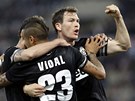 Fotbalisté Juventusu Turín oslavují úspného stelce Artura Vidala.