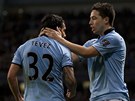 Carlos Tévez (vlevo) a Samir Nasri z Manchesteru City slaví gól prvního
