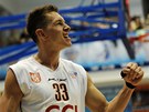 Dínský basketbalista Lubo Stria a jeho oslavné gesto.