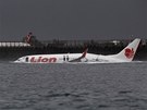 Letadlo spolenosti Lion Air, které peletlo ranvej a havarovalo do moe. 
