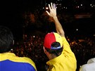 Poraený prezidentský kandidát Henrique Capriles zdraví své píznivce. 