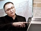 Architekt Oleg Haman ukazuje model nového fotbalového stadionu v Hradci Králové.