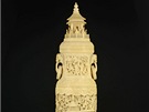 Slonovinová váza z období ínské dynastie Qing, 1735-1799