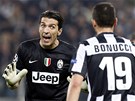 TAKHLE TEDY NE, PANÁČKU! Gianluigi Buffon, brankář Juventusu, domlouvá obránci