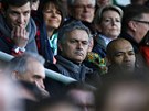 NA VÝZVDÁCH. José Mourinho, trenér fotbalist Realu Madrid, sleduje ve Fürthu