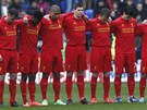 PIETA. Fotbalisté Liverpoolu drí minutu ticha na poctu obtem tragédie na