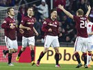 SKVLE, VENCO! Fotbalisté Sparty gratulují útoníkovi Václavu Kadlecovi (druhý...