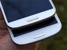 Opticky vypadá prostední mechanické tlaítko na Samsungu Galaxy S 4 vtí ne...