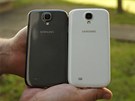 Samsung Galaxy S 4 - porovnání barevných variant, zadní pohled