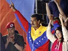 Nov zvolený venezuelský prezident Nicolás Maduro slaví se svými píznivci.