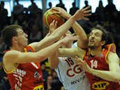 Dnsk basketbalista Jakub Houka (v blm) se tla pes pardubick Ondeje